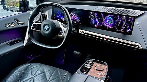 BMW iX 10 of 30
