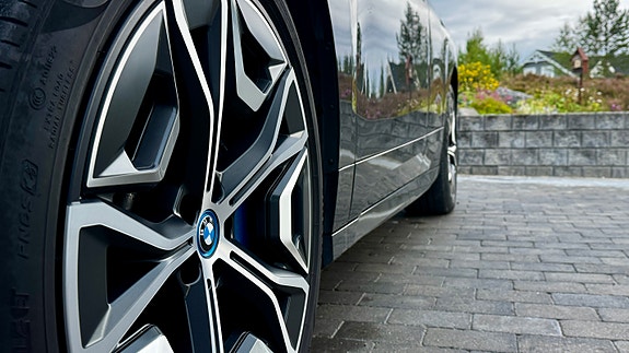 BMW iX 4 of 30