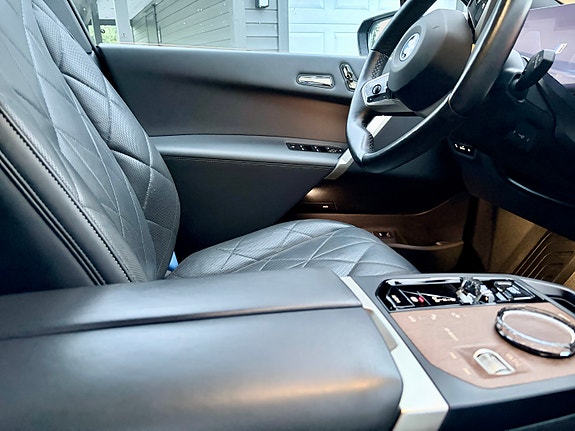 BMW iX 12 of 30