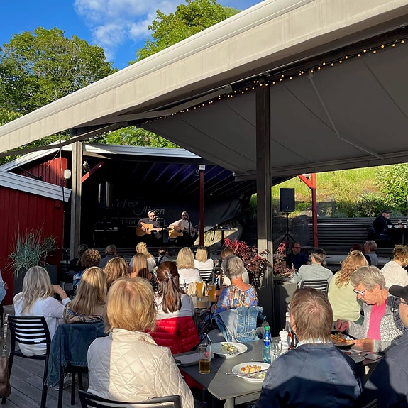 Konsert på scenen i bankgården