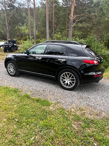 Infiniti FX35 10 of 28