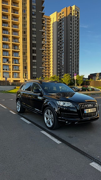 Audi Q7 2 of 30