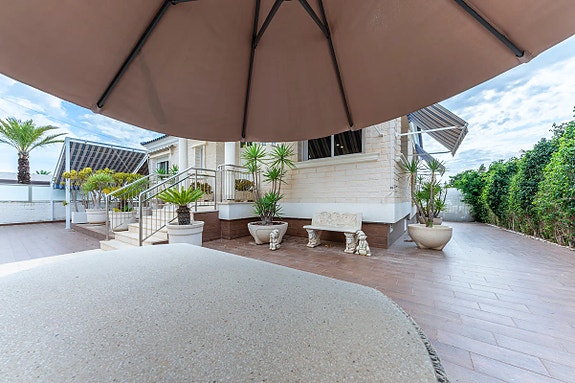 Eksklusiv villa med 5 soverom, privat basseng og direkte tilgang til stranden