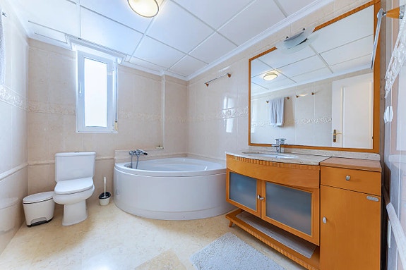 Eksklusiv villa med 5 soverom, privat basseng og direkte tilgang til stranden