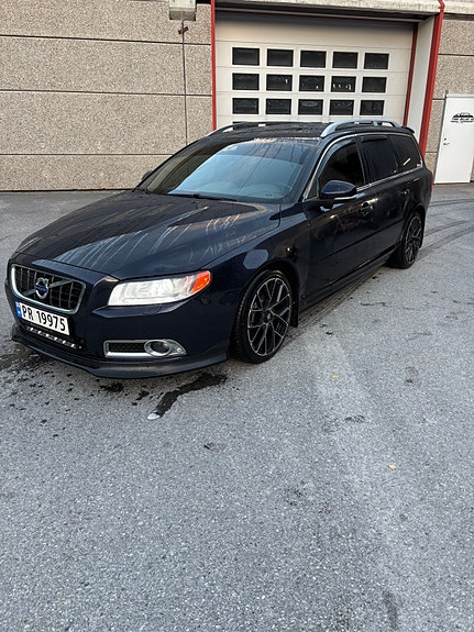 Volvo V70 3 of 5