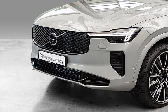 Volvo XC90 3 of 26