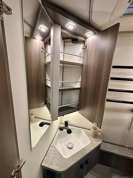 Bilde 30 av KABE ESTATE 470 GLE/Designpakke/Komfortpakke1/Steikeovn/Ekstern ruterantenne.