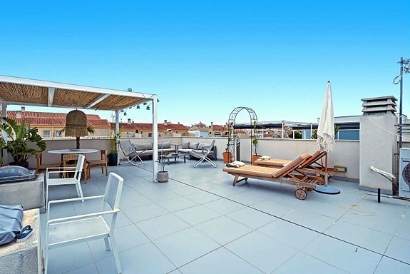 Moderne toppleilighet med 3 soverom og stor privat takterrasse