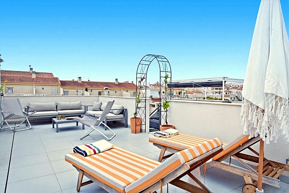 Moderne toppleilighet med 3 soverom og stor privat takterrasse