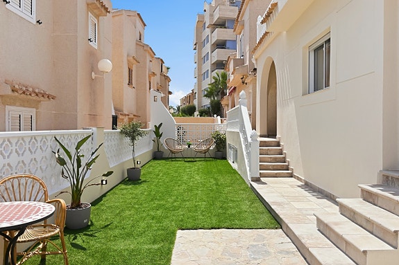 Totalrenovert villa med 3 soverom, romslig uteplass og fellesbasseng – 700 meter fra stranden