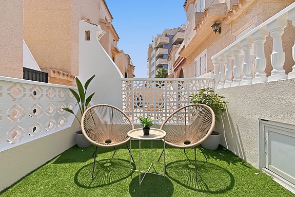 Totalrenovert villa med 3 soverom, romslig uteplass og fellesbasseng – 700 meter fra stranden