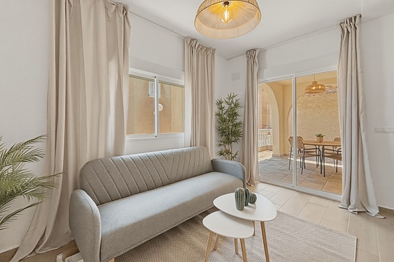 Totalrenovert villa med 3 soverom, romslig uteplass og fellesbasseng – 700 meter fra stranden