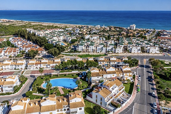 Totalrenovert villa med 3 soverom, romslig uteplass og fellesbasseng – 700 meter fra stranden