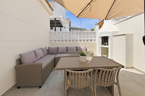 Totalrenovert villa med 3 soverom, romslig uteplass og fellesbasseng – 700 meter fra stranden