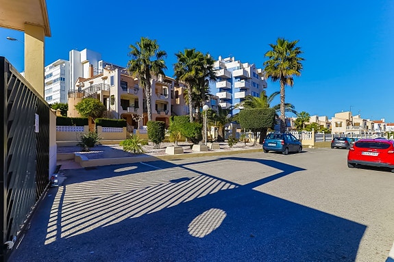 Totalrenovert villa med 3 soverom, romslig uteplass og fellesbasseng – 700 meter fra stranden