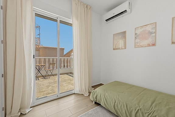 Totalrenovert villa med 3 soverom, romslig uteplass og fellesbasseng – 700 meter fra stranden