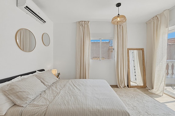 Totalrenovert villa med 3 soverom, romslig uteplass og fellesbasseng – 700 meter fra stranden