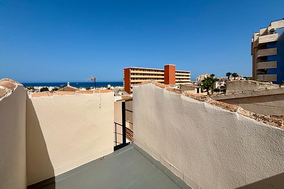 Totalrenovert villa med 3 soverom, romslig uteplass og fellesbasseng – 700 meter fra stranden
