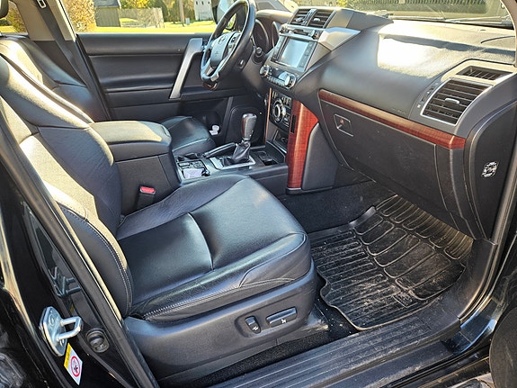 Toyota Land Cruiser 14 of 17