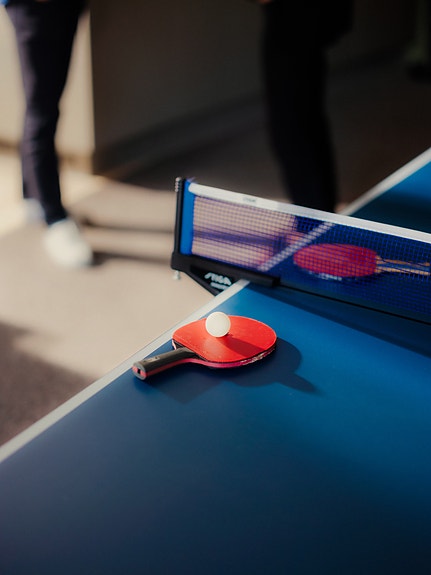 Bordtennisbordet blir flittig brukt i sommer