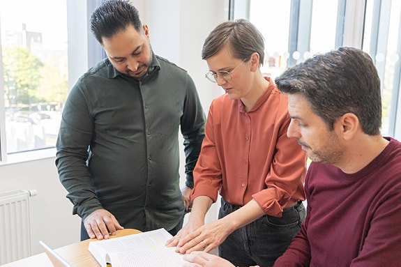 Tre kolleger diskuterer