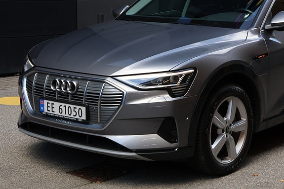 Audi e-tron 3 of 5