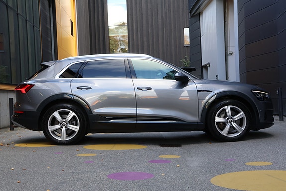 Audi e-tron 4 of 5