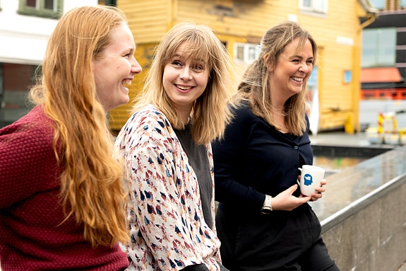 Tre kolleger på takterrassen