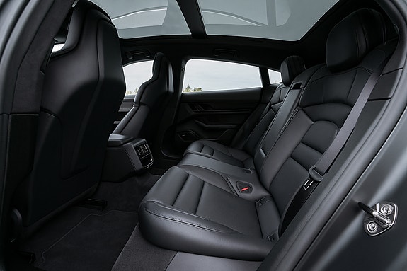 Porsche Taycan 17 of 23