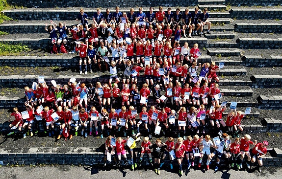 Vi arrangerer Tine fotballskule med rundt 100 deltakarar kvart år