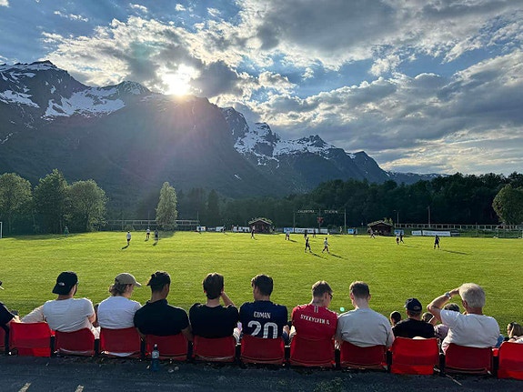 Dalemyra stadion i vårsol