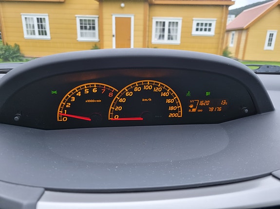 Toyota Yaris 11 of 16