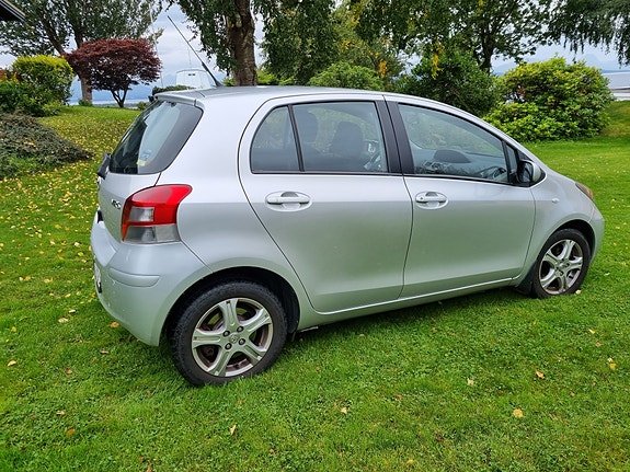 Toyota Yaris 2 of 16