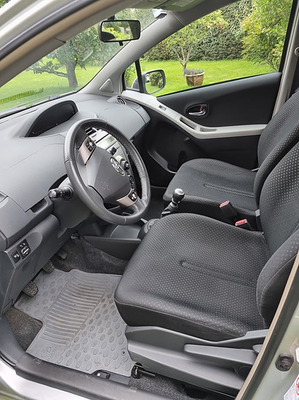 Toyota Yaris 10 of 16