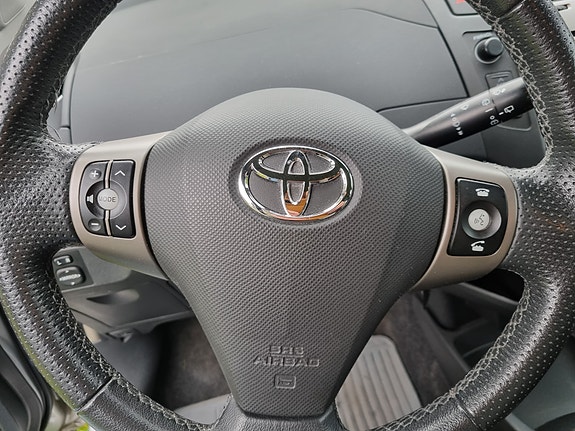 Toyota Yaris 14 of 16