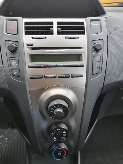 Toyota Yaris 15 of 16