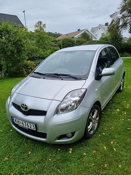 Toyota Yaris 3 of 16