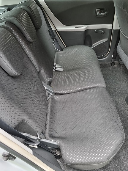 Toyota Yaris 7 of 16