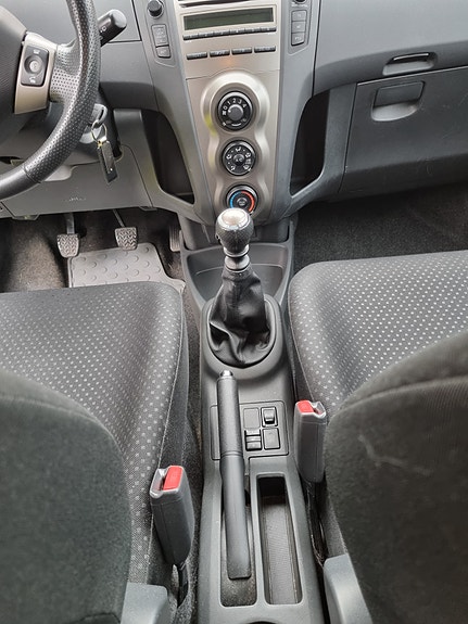 Toyota Yaris 12 of 16