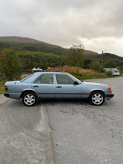 Mercedes-Benz E250 5 of 30
