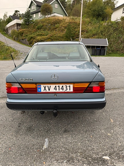 Mercedes-Benz E250 7 of 30