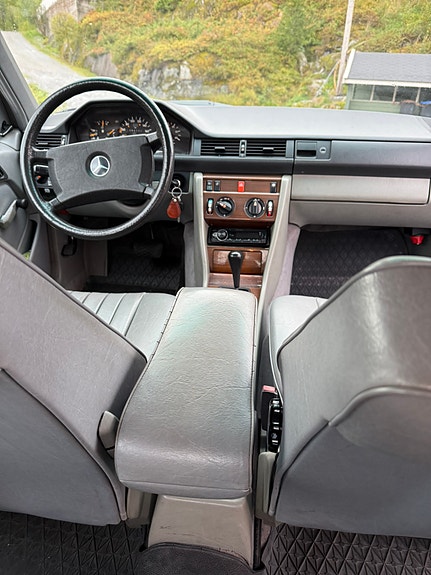 Mercedes-Benz E250 26 of 30