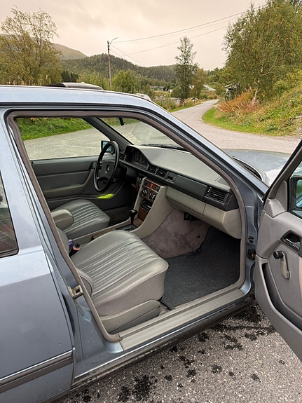 Mercedes-Benz E250 22 of 30
