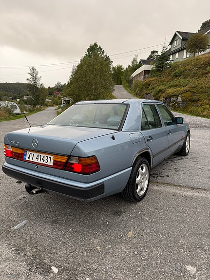 Mercedes-Benz E250 6 of 30