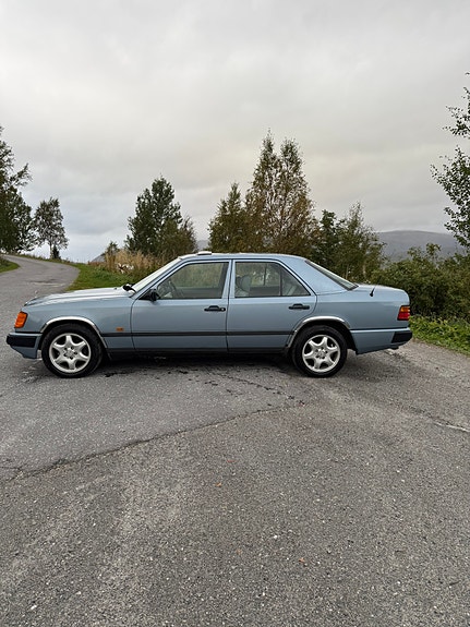 Mercedes-Benz E250 9 of 30