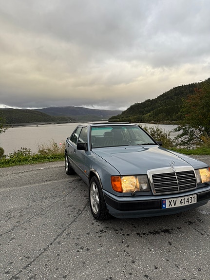 Mercedes-Benz E250 3 of 30