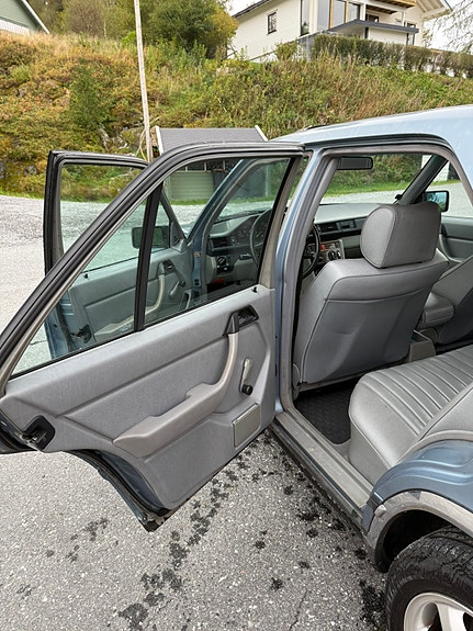 Mercedes-Benz E250 12 of 30
