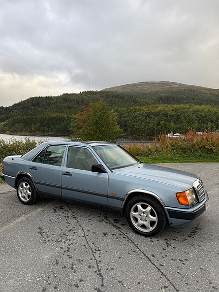 Mercedes-Benz E250 4 of 30