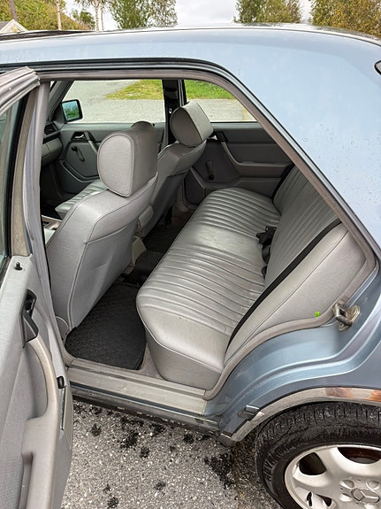 Mercedes-Benz E250 14 of 30