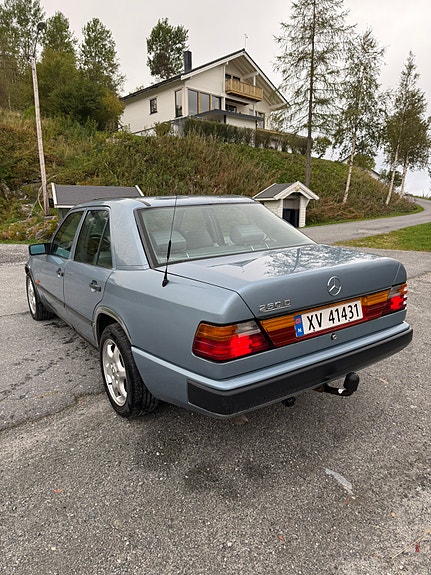 Mercedes-Benz E250 8 of 30